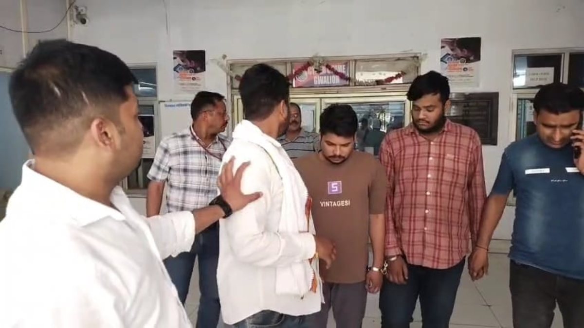 रामकृष्ण मिशन आश्रम के सुप्रदिप्तानंद से ठगी मामलाः छह आरोपी चढ़े पुलिस के हत्थे, इनमें एक महिला शामिल, प्रयागरात स्थित कंपनी के खाते में ट्रांसफर किए पैसे