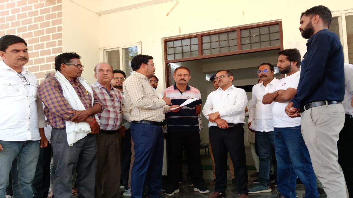 हिंदू संगठन और सरकारी कर्मचारी आमने-सामनेः एक-दूसरे के खिलाफ की कार्रवाई की मांग, जानिए क्या है मामला