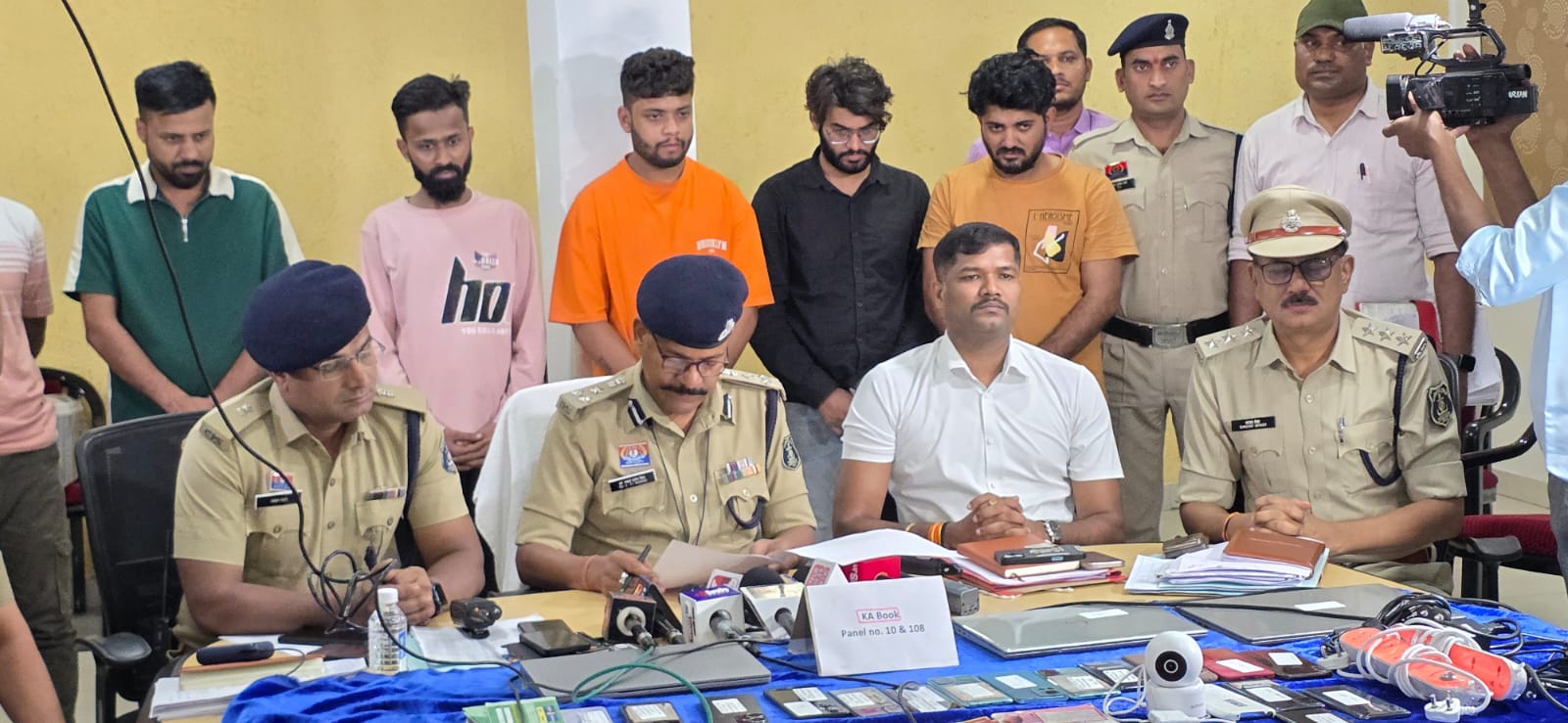 दिल्ली के द्वारका में रायपुर पुलिस की बड़ी कार्रवाई, KABooK सट्टा पैनल पर रेड, 6 सटोरिए गिरफ्तार… 1 करोड़ का सामान जब्त