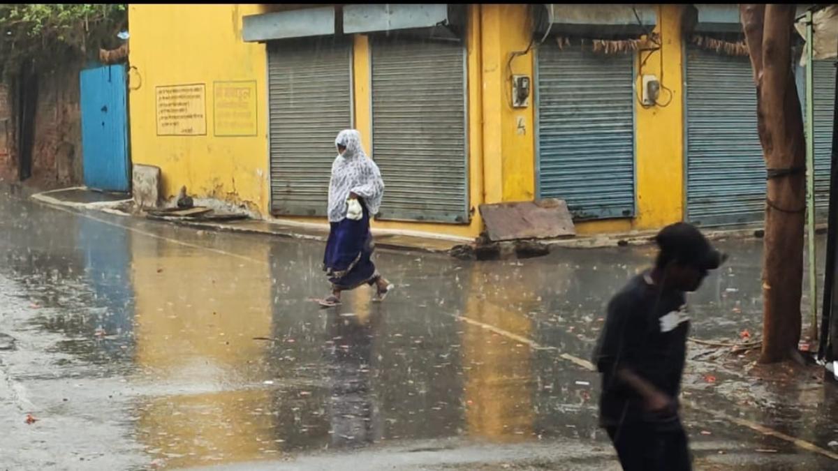 MP में मौसम का मिजाज बदलाः शहडोल में हुई बारिश, भीषण गर्मी से मिली राहत, किसानों की चिंता बढ़ी