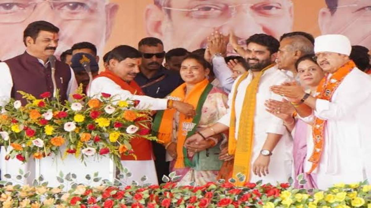 बीजेपी ने कांग्रेस विधायक को बनाया पदाधिकारीः मुद्दा गर्माने पर सूची से हटाया निर्मला सप्रे का नाम, BJP ने दिया स्पष्टीकरण तो कांग्रेस ने किया पलटवार