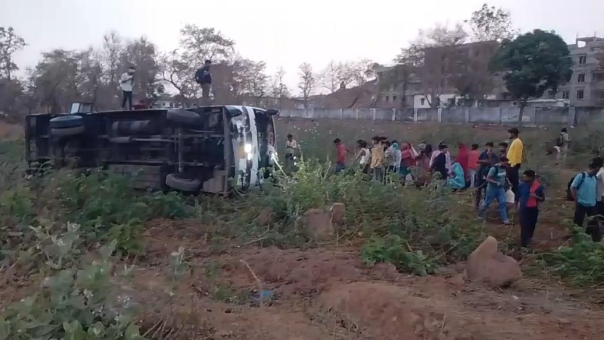 भीषण सड़क हादसाः खाई में गिरी बस, 15 यात्री घायल, एक ही कंपनी की दो बस क्रॉसिंग के दौरान हुए हादसे के शिकार