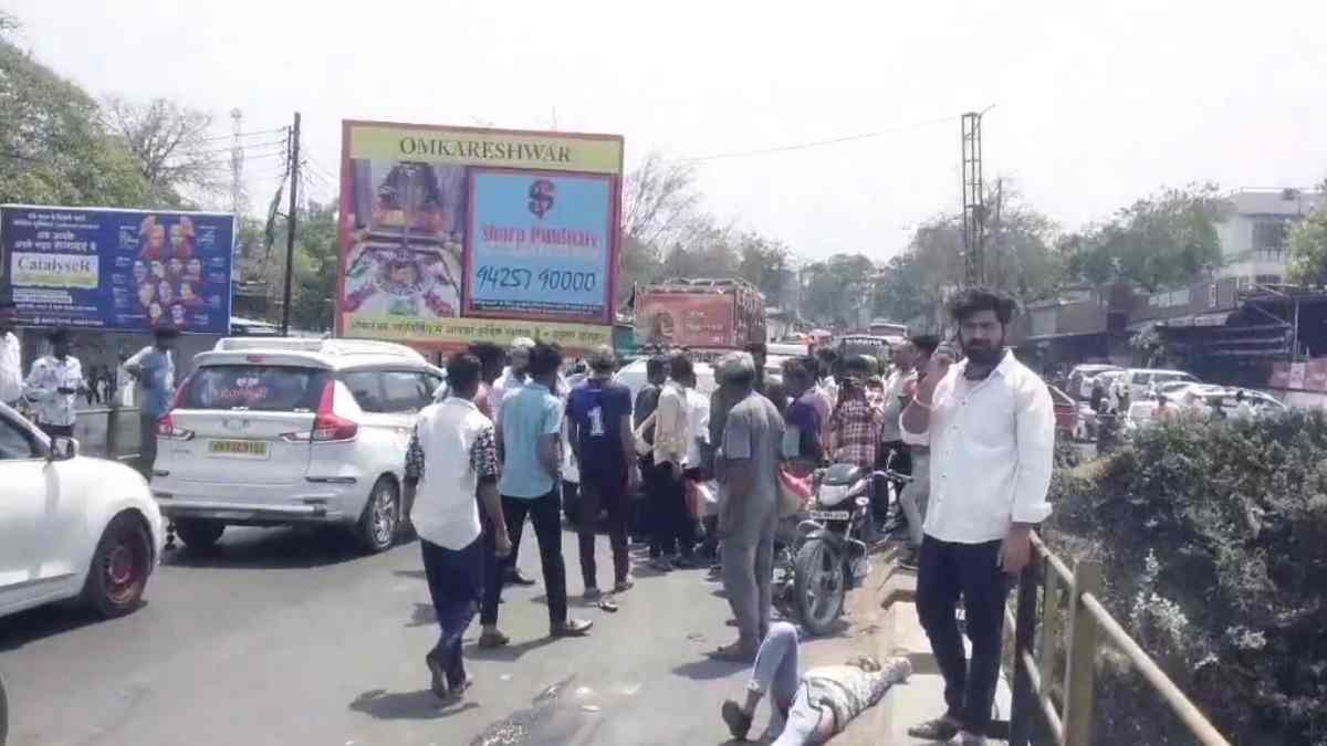 बाइक सवार दंपति को ट्रक ने रौंदा: तड़प-तड़प कर पत्नी ने तोड़ा दम, पति गंभीर घायल, हादसे का मंजर देख कांप उठेगी रूह