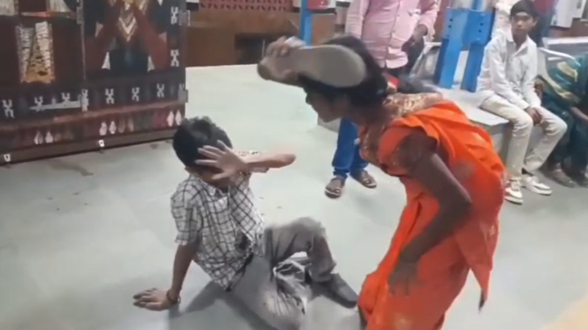 ट्रेन में महिला से छेड़खानी शराबी को पड़ा महंगा: चप्पलों से की ऐसी पिटाई कि देखते रह गए लोग, Video वायरल 