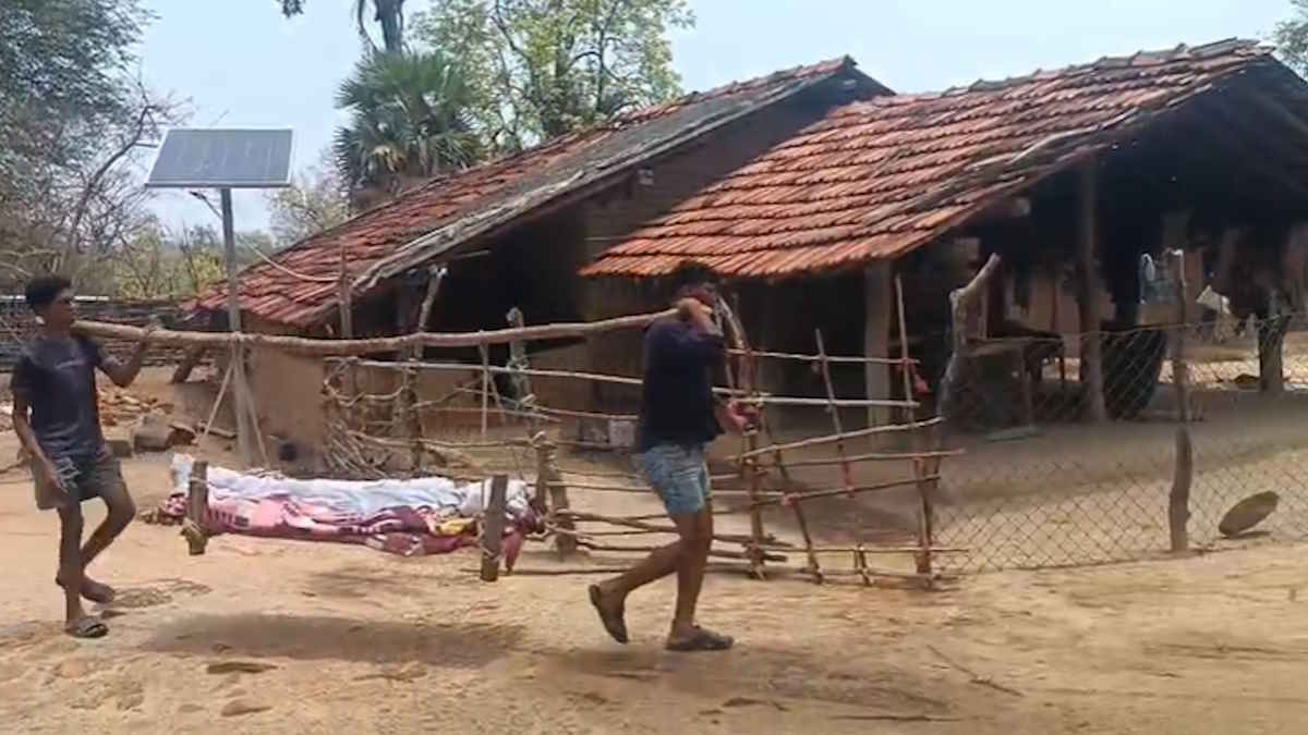 पगडंडी के सहारे बस्तर! पेड़ गिरने से आदिवासी की मौत, शव को चारपाई पर लादकर पांच किमी चले ग्रामीण…