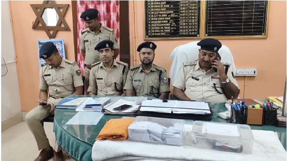 Begusarai Police Arrested : पुलिस ने चोर को किया गिरफ्तार, 3 की अब भी तलाश , सोने-चांदी के आभूषण भी बरामद…
