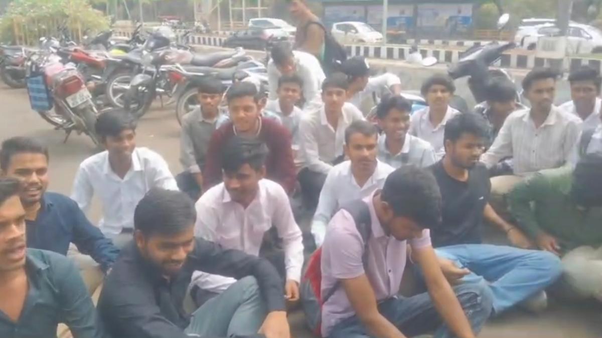छात्रों ने कलेक्ट्रेट कार्यालय में दिया धरना, छात्रावास अधीक्षक का विरोध कर प्रशासन से की न्याय की मांग, कहा-शिकायत करने पर मिल रही धमकियां