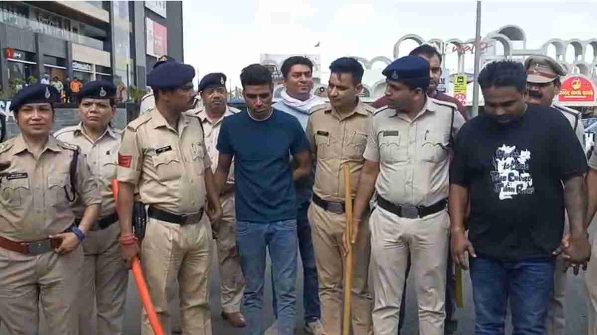 भोपाल में पुलिसकर्मी की पिटाई करने वाले तीनों आरोपी गिरफ्तार, पुलिस ने निकाला जुलूस, नाम देखकर किया था हमला