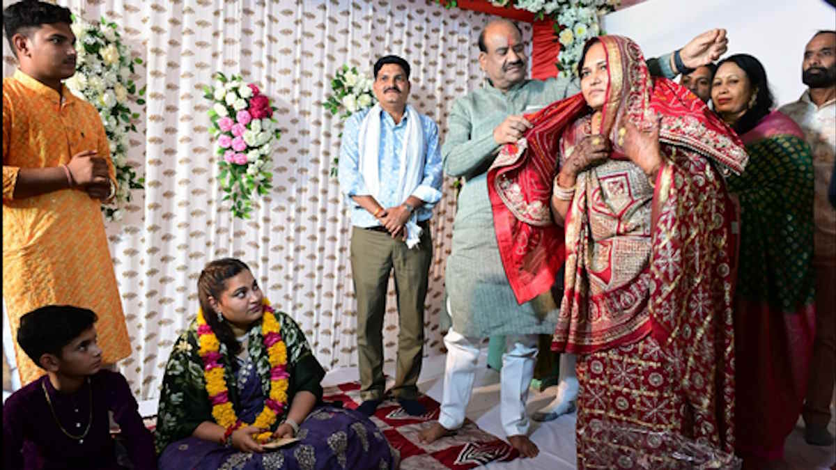 Rajasthan News : पुलवामा हमले में शहीद जवान की बेटी की शादी में शामिल हुए लोकसभा अध्यक्ष बिरला