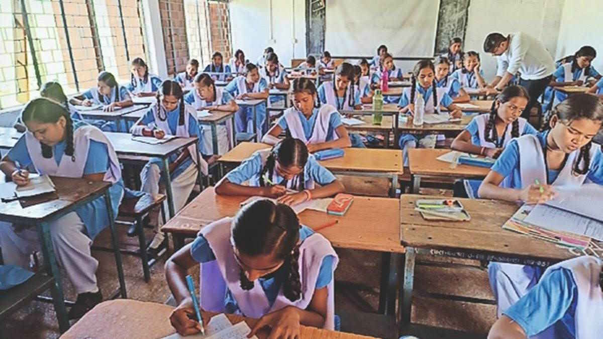 Exclusive : विषयवार 56 हजार छात्रों ने नहीं दी 10वीं-12वीं बोर्ड की परीक्षा, गणित-अंग्रेजी का दिखा खौफ…