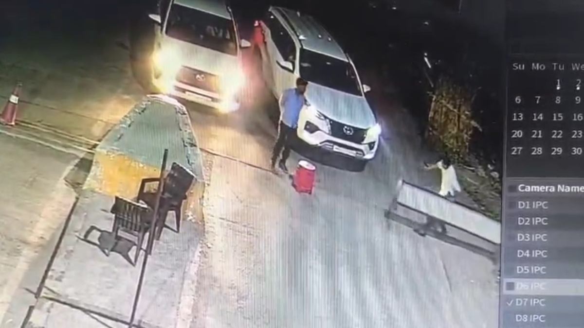 टोलकर्मी को पिस्टल दिखाकर युवक ने टोल नाका से निकाली दो गाड़ी, वायरल हुआ दादागिरी का Video