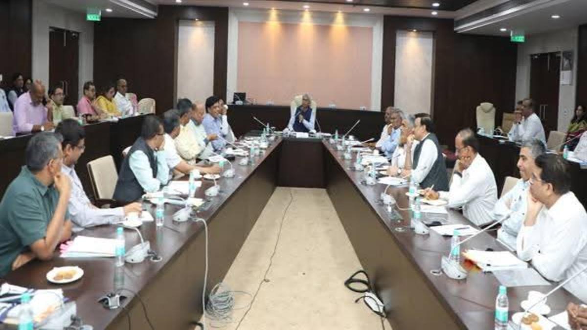 मुख्य सचिव ने की सभी विभागों की समीक्षा: वित्तीय वर्ष 2025-26 की लक्ष्यपूर्ति के लिए दिए दिशा-निर्देश, विजन @2047 के अंतर्गत विभागीय कार्य योजनाओं की भी चर्चा की