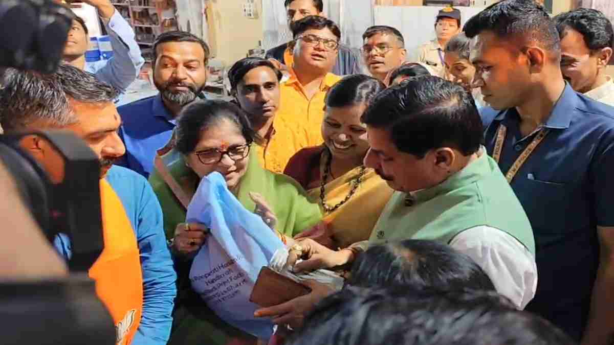 CM डॉ. मोहन ने पत्नी के लिए खरीदी बाग प्रिंट की साड़ी, पर्स निकालकर महिला समूह को दिए पैसे, श्रीराम की एकमात्र चतुर्भुज प्रतिमा के किए दर्शन