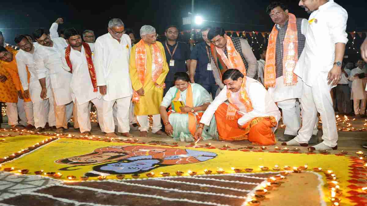 CM डॉ. मोहन ने चित्रकूट में भगवान कामतानाथ के किए दर्शन, भरत घाट में किया दीप प्रज्वलित