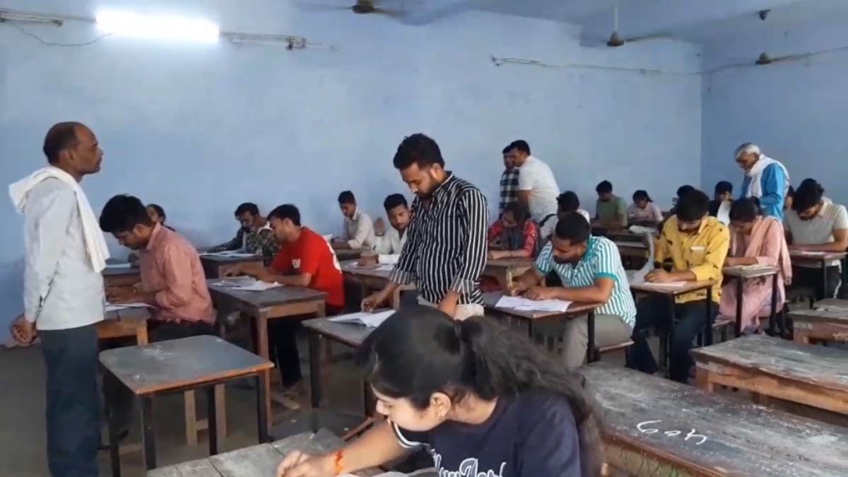 नकलचियों पर कलेक्टर का शिकंजा: BA-BSC की परीक्षा में नकल करते पकड़े गए सात स्टूडेंट, अब तक 17 पर प्रकरण दर्ज