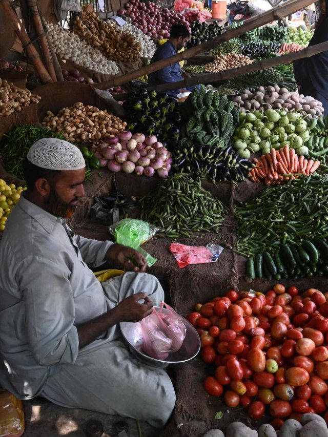 अरबों डॉलर के में डूबा पाकिस्तान, सब्जी और दूध का रेट सुन रह जाएंगे हैरान