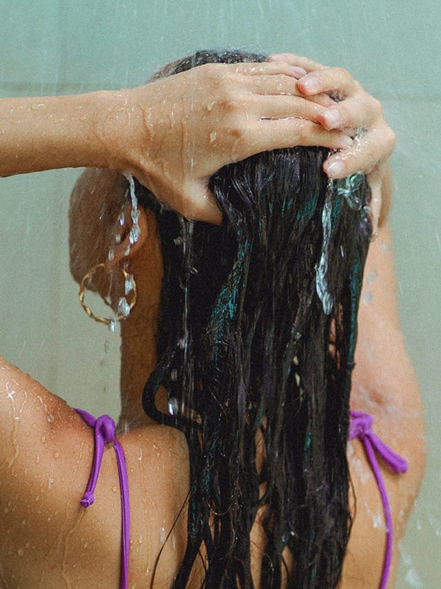 क्या  है रिवर्स हेयर वॉशिंग? रूखे- बेजान बालों के लिए है फायदेमंद