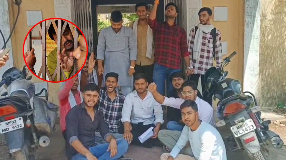 दतिया के डर्टी टीचर पर कार्रवाई की मांग: ABVP ने DEO ऑफिस के बाहर किया प्रदर्शन, छात्राओं के साथ अश्लील हरकतें करता था शिक्षक
