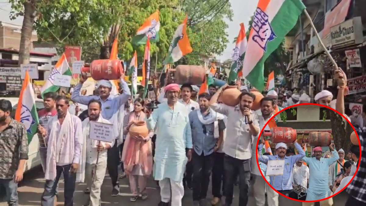 कांग्रेस का धरना प्रदर्शन: हाथ में लालटेन और सिर पर गैस की टंकी रख कर पूर्व मंत्री ने जताया विरोध, सरकार के खिलाफ की जमकर नारेबाजी