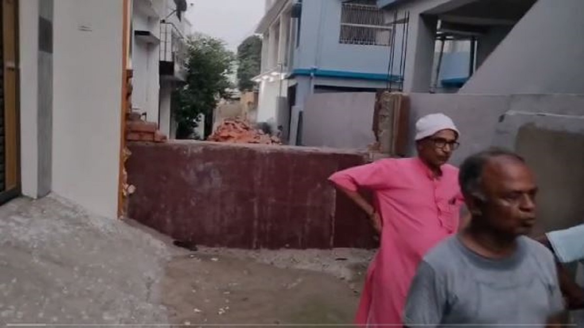 Motihari House Arrest : ये बिहार है… यहां कुछ भी हो सकता है, गली में खड़ी कर दी दीवार, 50 घरों के लोग हो गए कैद, जानें पूरा मामला…