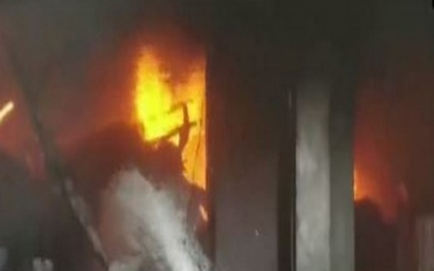 भयानक आगजनी : दमकल विभाग के जाबाज कर्मचारियों ने मुश्किल से रेस्क्यू कर लोगों को निकाला