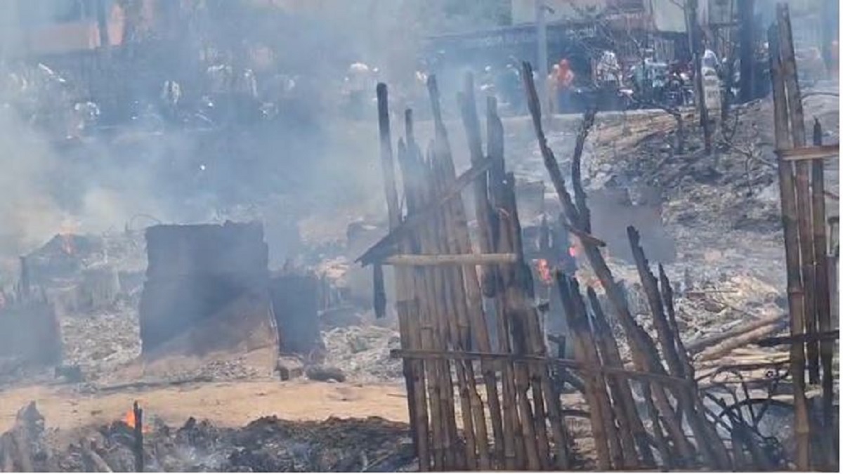 Bhagalpur Fire News Today : भागलपुर में झुग्गी झोपड़ियों में लगी भीषण आग, कई झोपड़ियां जलकर राख…