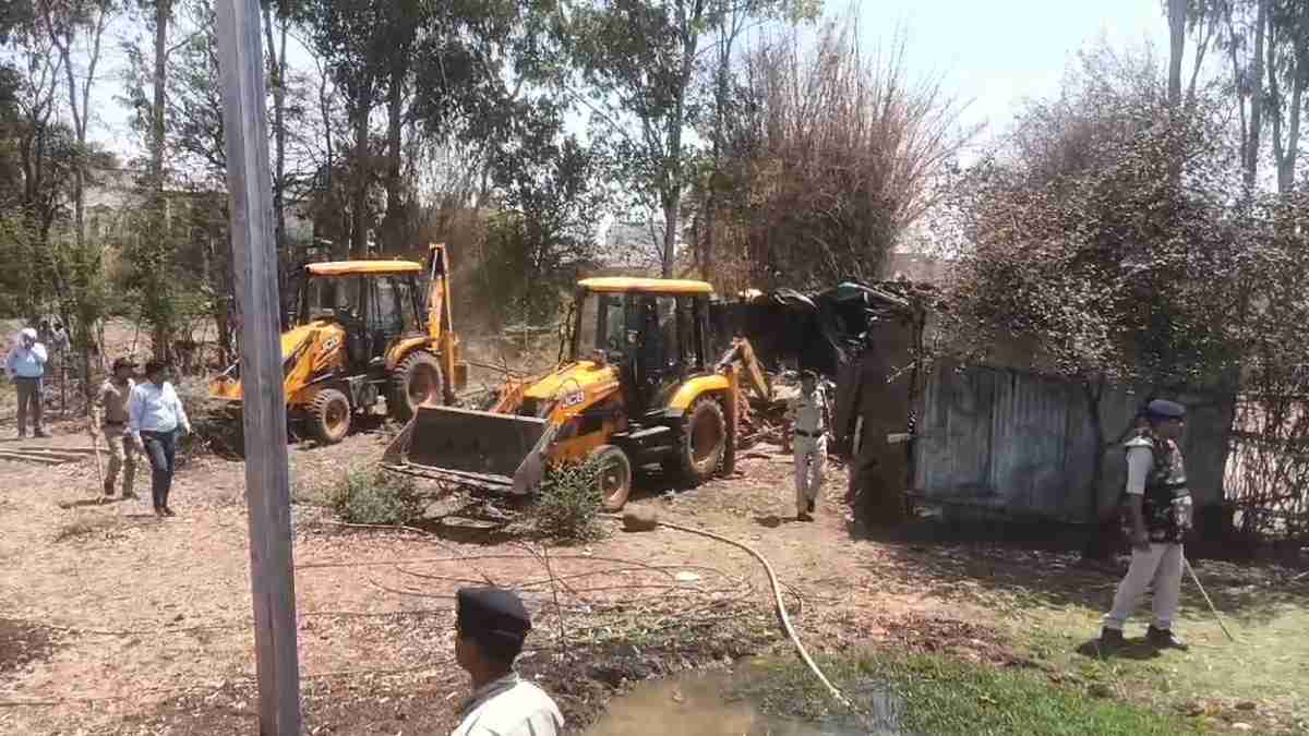 MP में BJP कार्यालय के लिए कई मकान जमींदोज, PWD कर्मचारी का मकान भी आया जद में, दिग्विजय सिंह ने उठाए सवाल