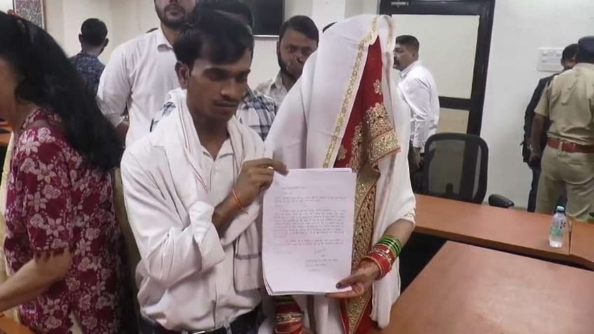 ‘मुझे बचा लो’, डांस सीखते-सीखते कोरियोग्राफर से इश्क कर बैठी युवती, फिर हुआ कुछ ऐसा कि पहुंच गई SP ऑफिस