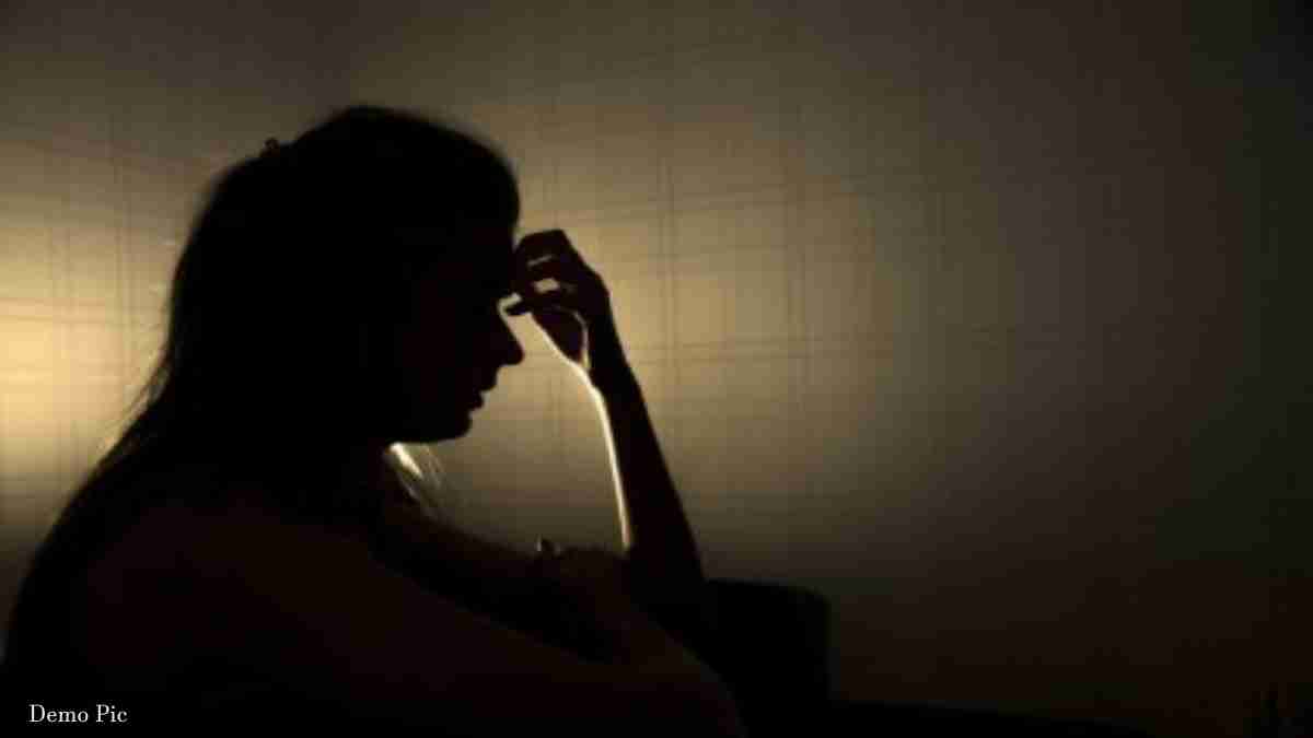 बिजनेसमैन ने पूर्व डायरेक्टर का किया रेप: पीड़िता बोली- अचानक मेरे बगल में आकर लेट गया और मुंह दबाकर…, दुष्कर्म के बाद दिया उंची पोस्ट का लालच