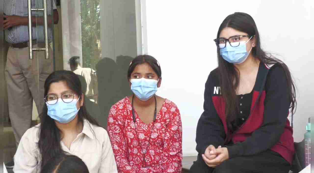 ‘देर रात प्रोफेसर करता है गंदी बात’, यूनिवर्सिटी की छात्राओं ने लगाए गंभीर आरोप, कहा- कई बार…