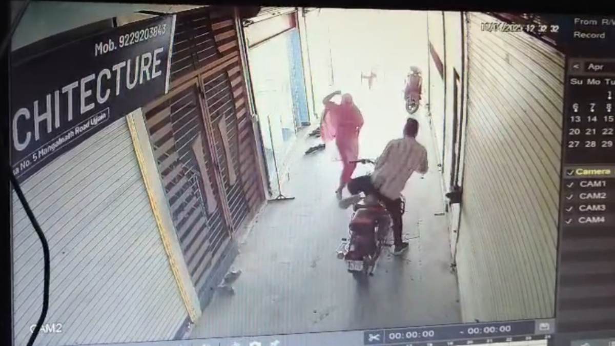 पैसों के लेनदेन को लेकर विवाद: पति-पत्नी ने युवक के साथ की मारपीट, फिर महिला ने किया दराते से हमला, CCTV में कैद वारदात