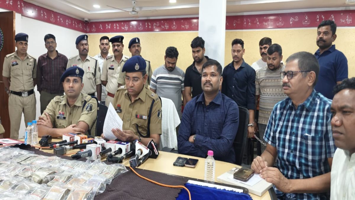 श्री शिवम में चोरी मामला: सेल्समैन निकला 30 लाख की चोरी का मास्टरमाइंड, चोरी के बाद टूटा पैर… पुलिस ने अस्पताल से ही दबोचा