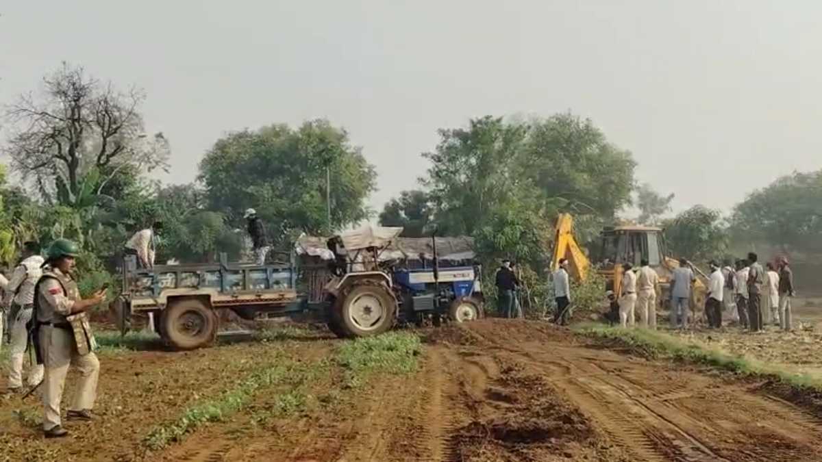 STR में एक साथ गरजा 5 बुलडोजर: 200 वनरक्षकों की लगी ड्यूटी, प्रशासन ने 18 हेक्टेयर जमीन से हटाया कब्जा