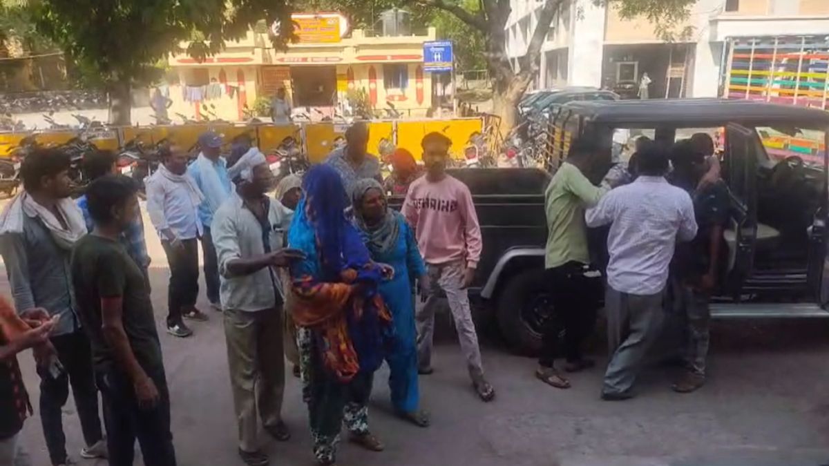 सफाई कर्मचारियों से भरा वाहन पलटा: एक मौत, 12 घायल, सभी विधायक के यहां सफाई करने जा रहे थे