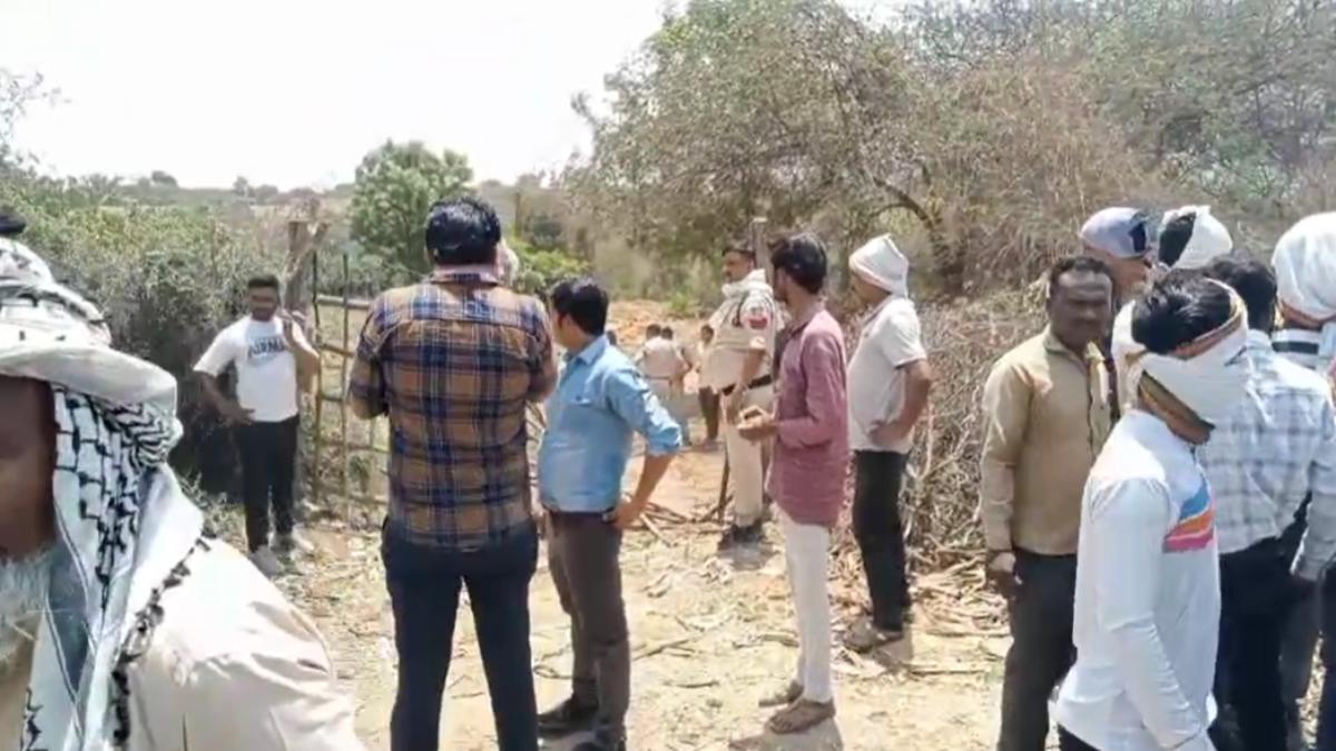 कॉलेज के पास लाश मिलने से फैली सनसनीः कल पत्नी के साथ निकला था मृतक, आज मिला शव, हत्या की आशंका