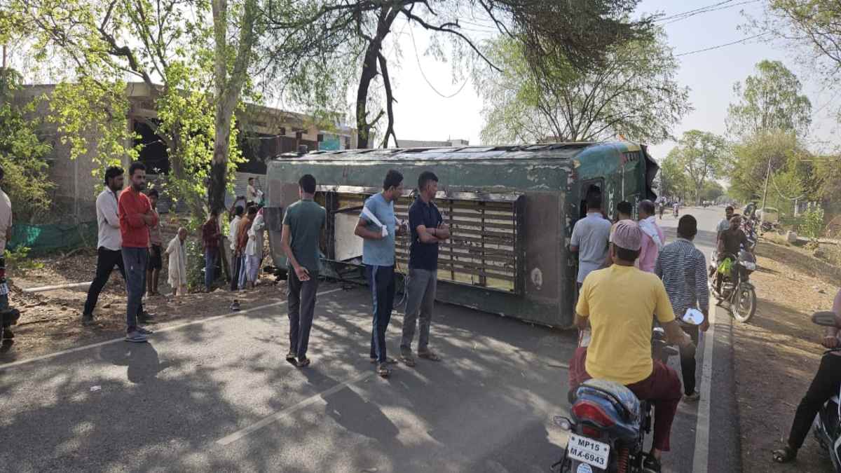 रफ्तार, लापरवाही और हादसा: यात्रियों ने भरी बस पलटने 30 से अधिक घायल, आखिर ओवरलोडिंग पर कब चलेगा हंटर?