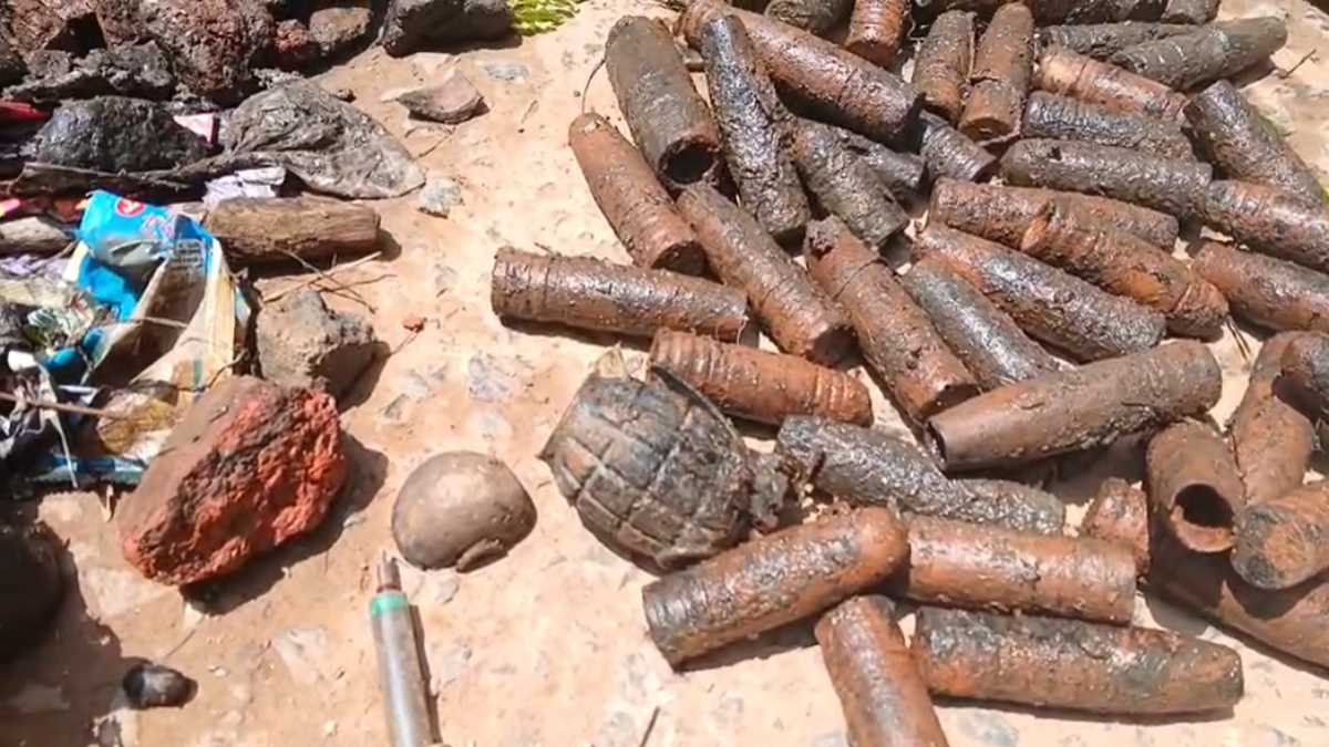 कुएं में सफाई के दौरान मिले हैंड ग्रेनेड और कारतूस के खोखेः मचा हड़कंप, पुलिस ने शुरू की जांच