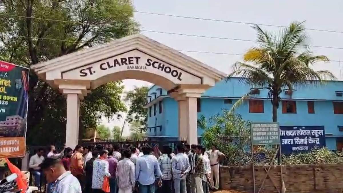 सेंट क्लारेट स्कूल में एबीवीपी ने बोला हल्लाः निर्धारित दुकान से ही ड्रेस और कॉपी-किताब खरीदने का दबाव