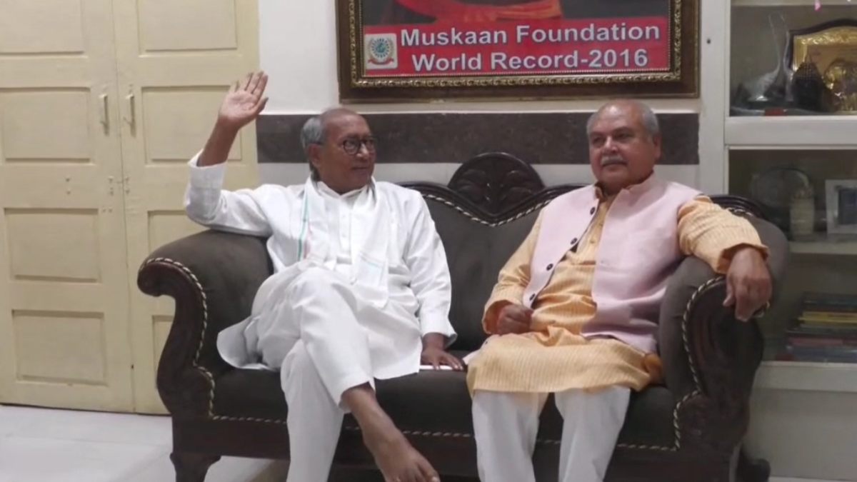 राजनीति की खूबसूरत तस्वीरः दिग्विजय सिंह विधान अध्यक्ष नरेंद्र तोमर के घर मिलने पहुंचे, आधे घंटे तक हुई गैर राजनीतिक चर्चा