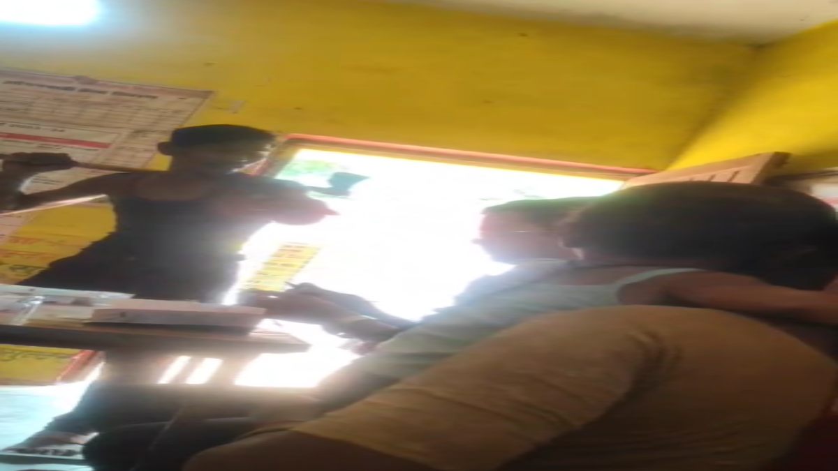 MP में बदमाश बेखौफः आंगनबाड़ी में टीकाकरण के दौरान कुल्हाड़ी लेकर डॉ को धमकाया, वीडियो वायरल