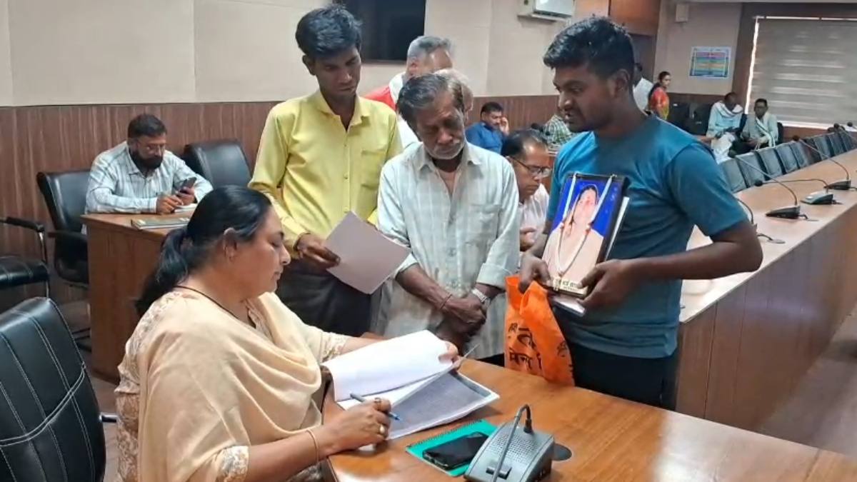 पंगु सिस्टम और नींद में नुमाइंदे: शिकायत के बाद भी नहीं मिला न्याय, अब दिवंगत मां की तस्वीर लेकर कलेक्ट्रेट पहुंचा बेटा, ये है पूरा मामला