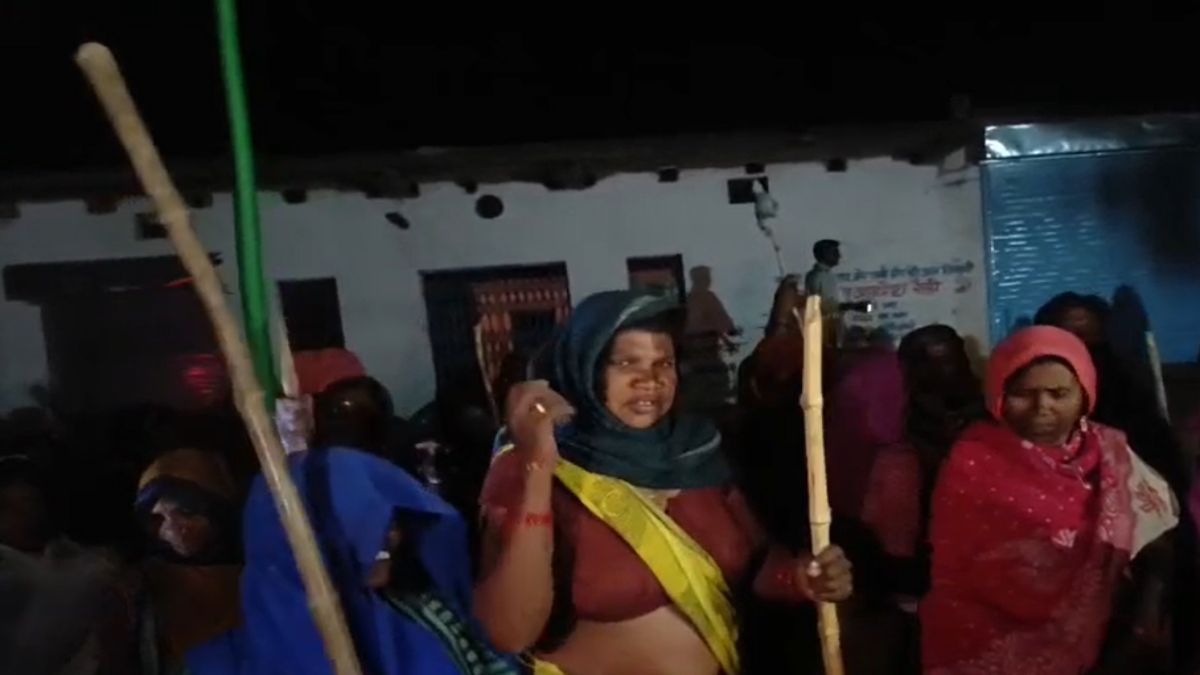 शराब दुकान खोलने के विरोध में ग्रामीणः सैकड़ों महिलाएं व पुरूष लाठी-डंडे लेकर हुए एकत्र, ज्ञापन देने के बाद भी नहीं हुई कार्रवाई, ग्रामवासियों ने खुद उठाया बीड़ा