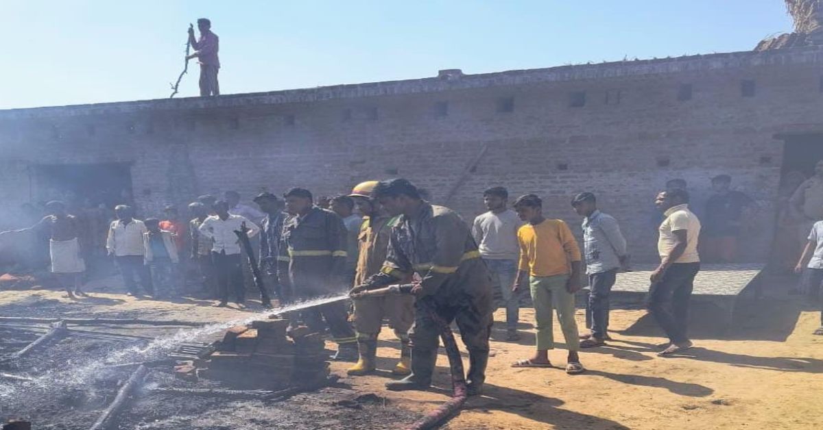 सिलेंडर फटने से लगी भयंकर आग, पड़ोसियों के घर भी चपेट में आए, तीन बकरियों की मौत, दो मवेशी भी झुलसे