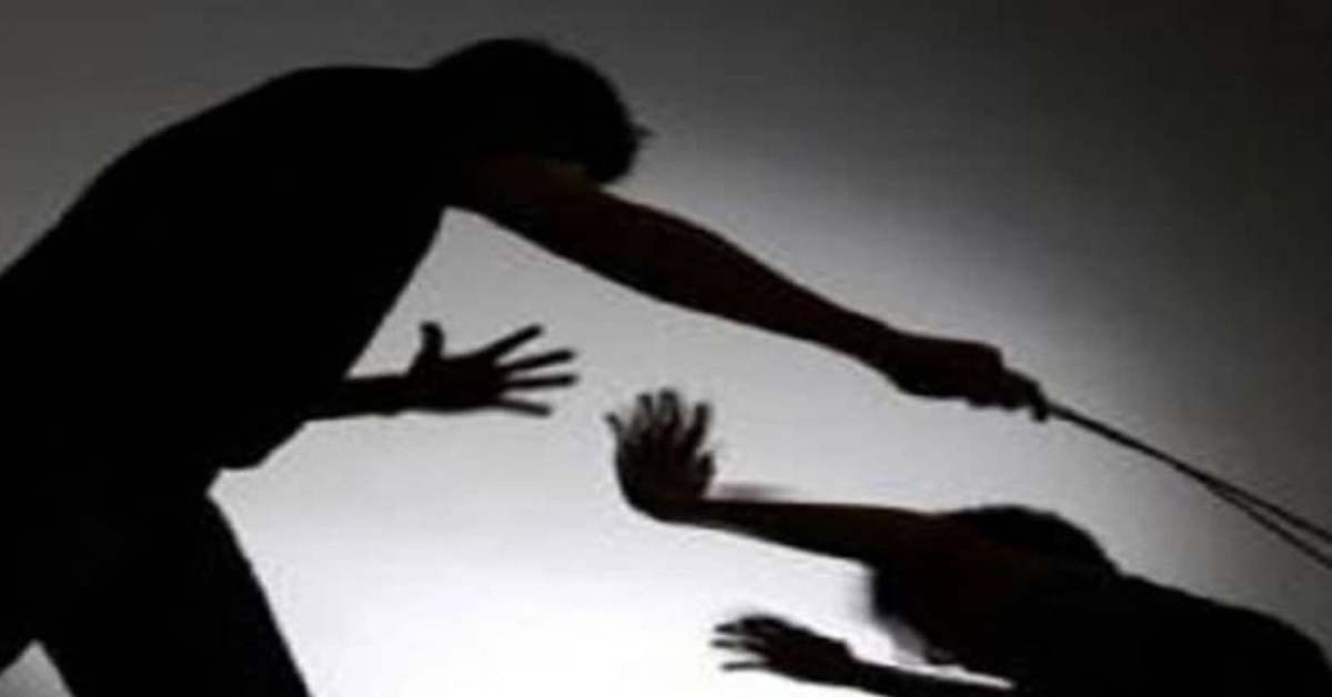 भगवान ऐसी औलाद किसी को न दे! कलयुगी बेटों ने मां को बेरहमी से पीटा, पुलिस पहुंची तो इस हाल में मिली महिला…