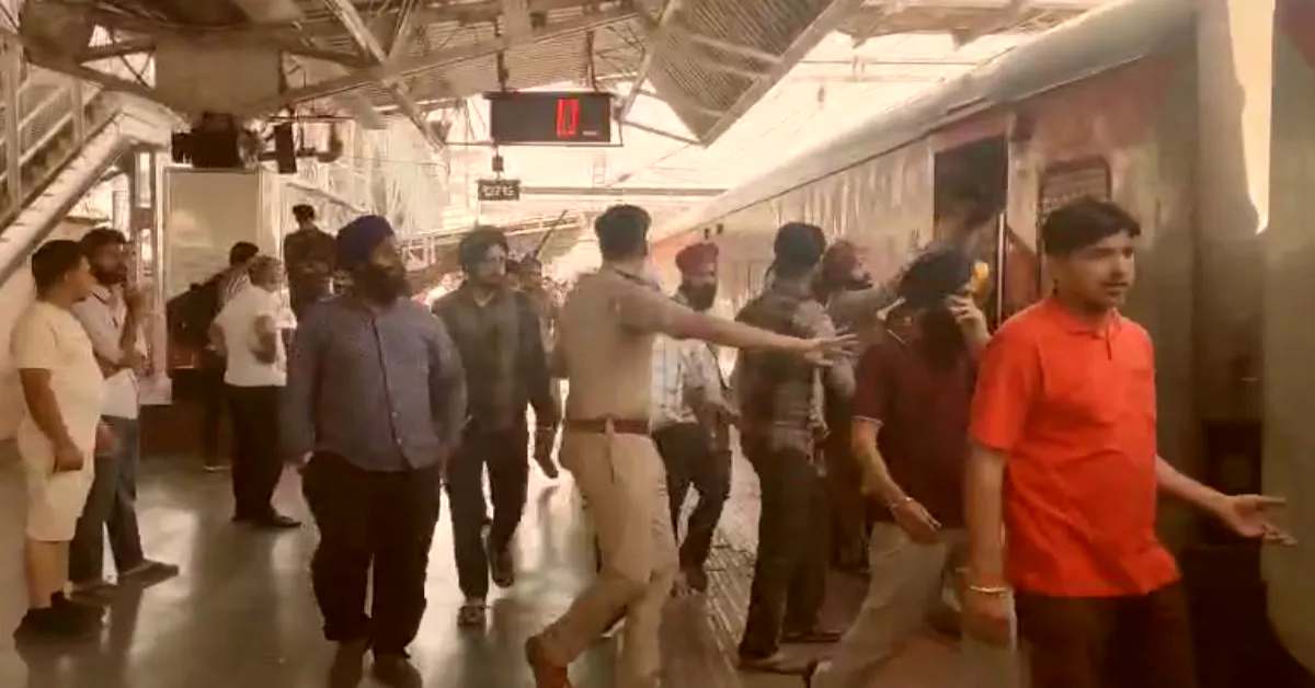 चलती ट्रेन में चली तलवारः सीट को लेकर बहा खून, जानिए कैसे हुई झगड़े की शुरुआत और फिर हो गया कांड