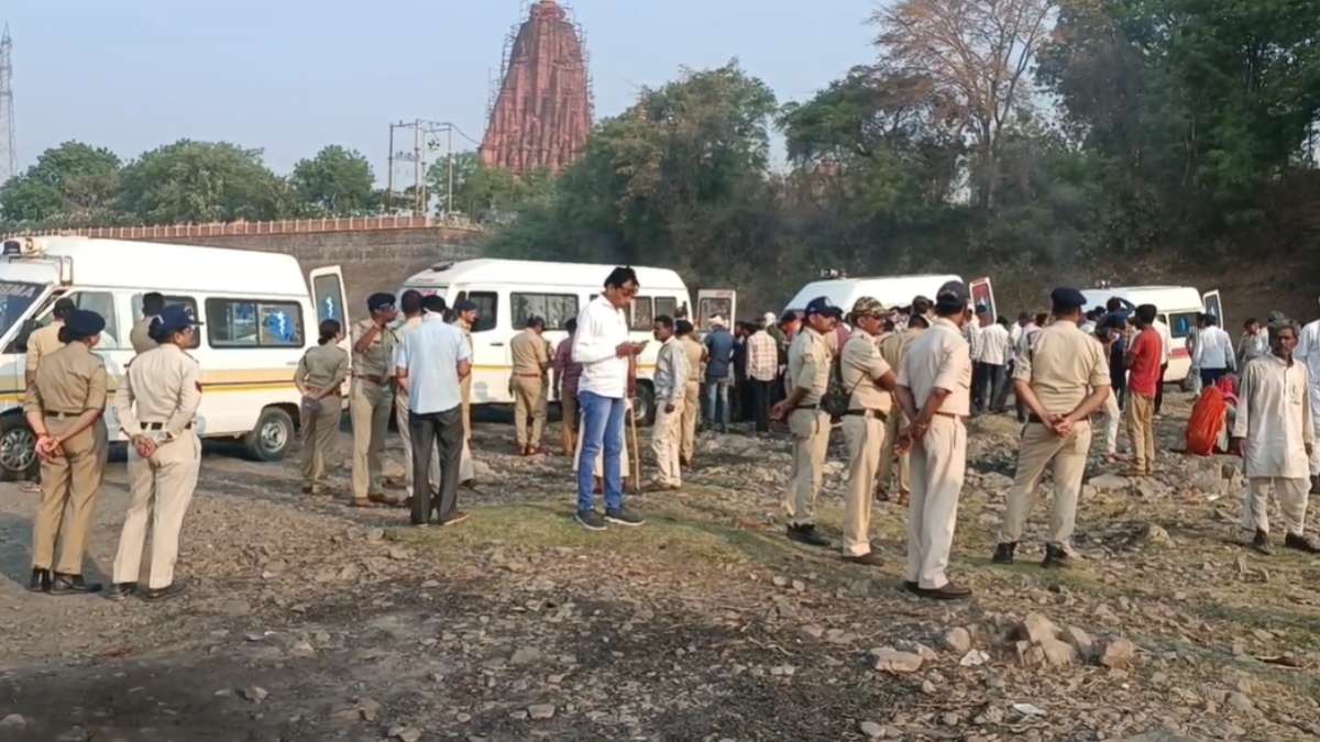गुजरात पटाखा फैक्ट्री ब्लास्टः MP के 18 मृतकों का एकसाथ गमगीन माहौल में हुआ अंतिम संस्कार, नेमावर घाट में परिजनों ने दी मुखाग्नि