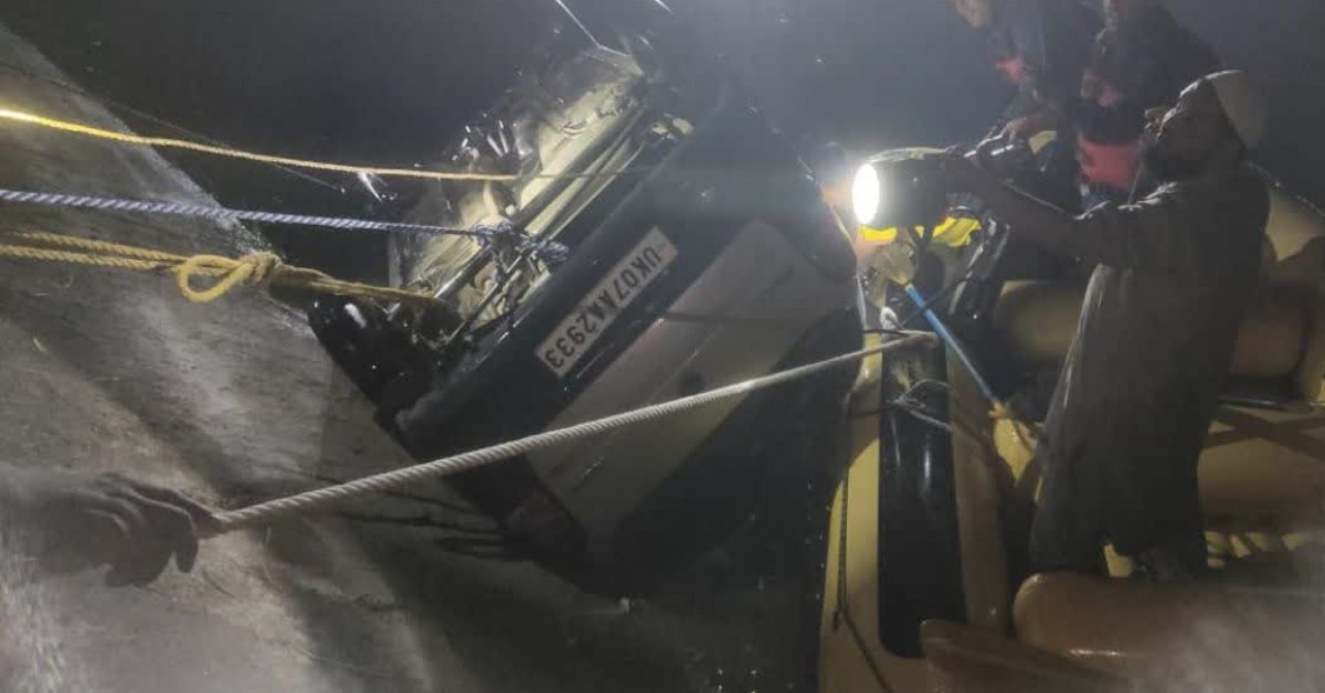 ROAD ACCIDENT : नहर में जा गिरी अनियंत्रित कार, एक महिला की मौत, ढकरानी की ओर जा रहे थे कार सवार