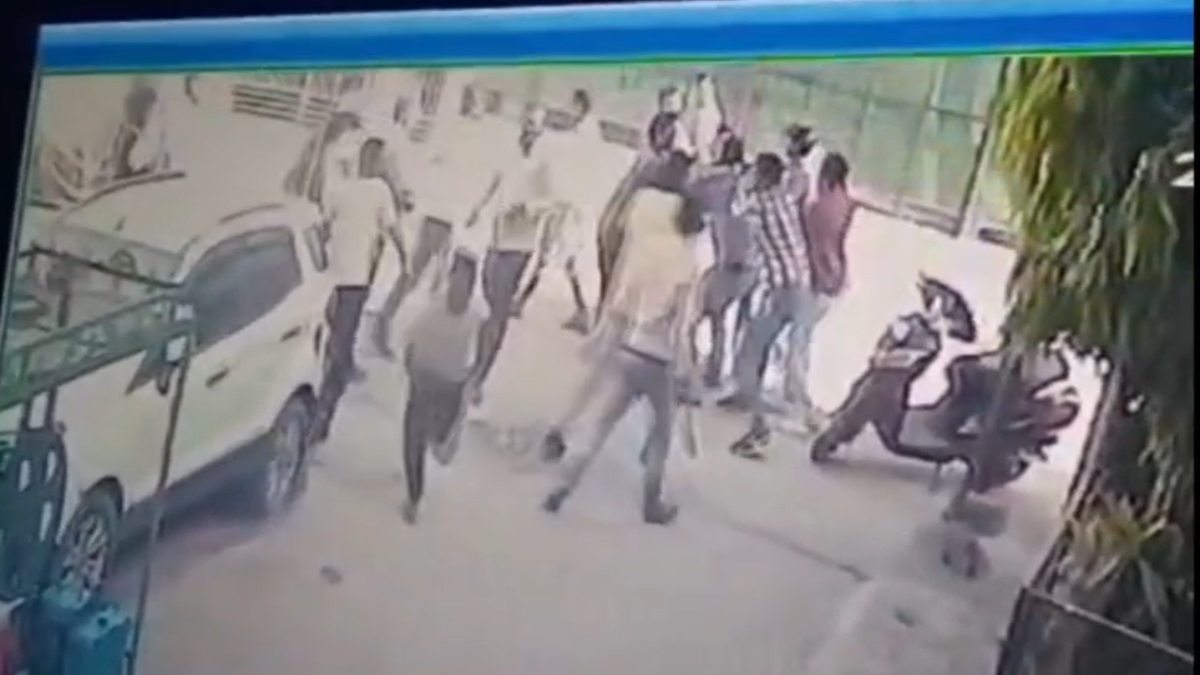 कुत्ते ने पड़ोसियों में कराया झगड़ाः मालिक ने स्कूटी सवार पड़ोसी की कर जमकर पिटाई, Video, मामला पहुंचा थाने