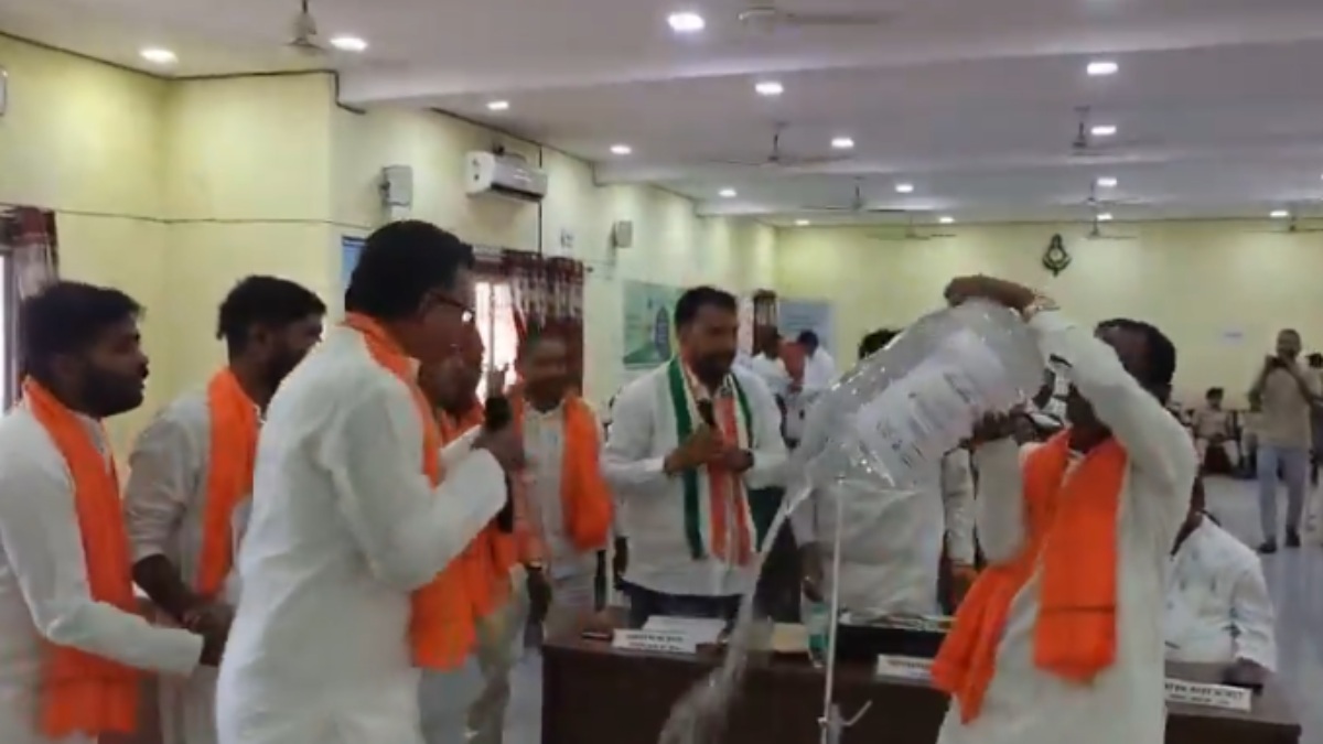 नगर निगम में बजट पेश करने के दौरान हुआ बवाल, विपक्ष के पार्षदों ने महापौर के टेबल पर डाला पानी, लगाए मुर्दाबाद के नारे….