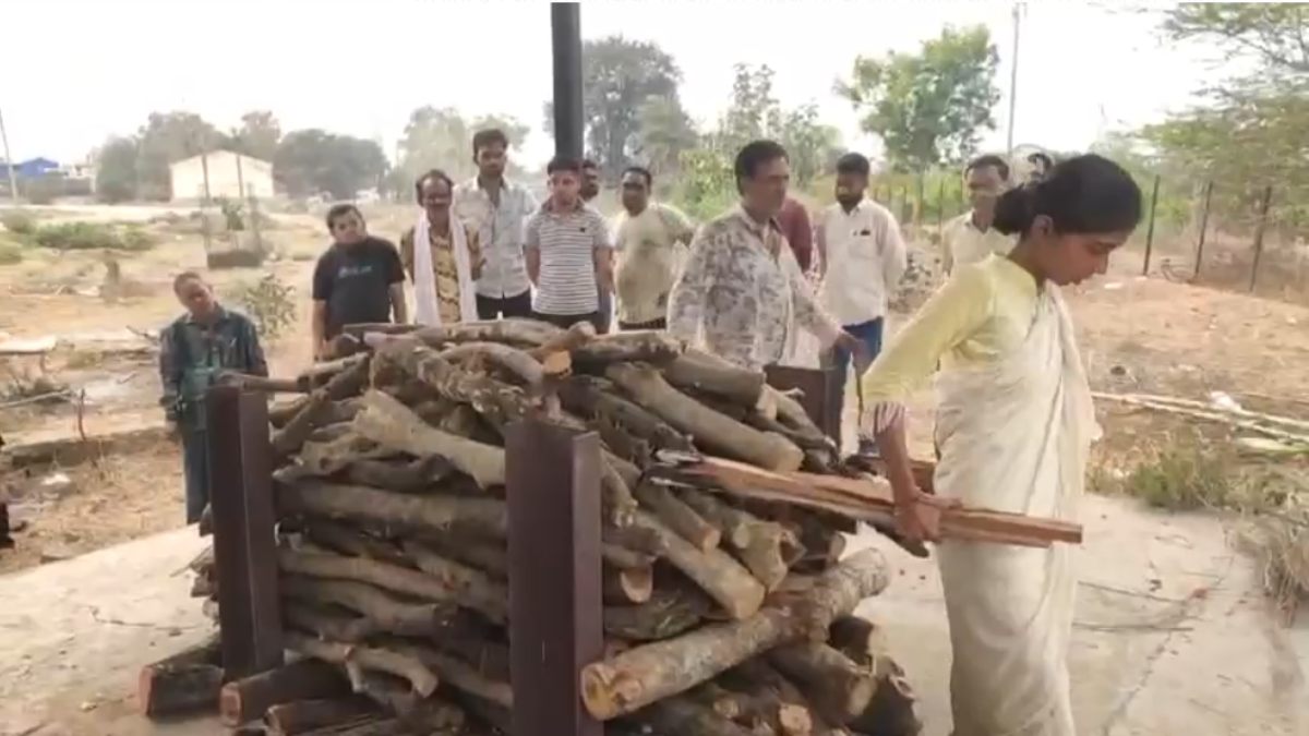 बेटी ने निभाया पुत्र धर्म: समाज की रूढ़ियों को तोड़कर दी मां को मुखाग्नि